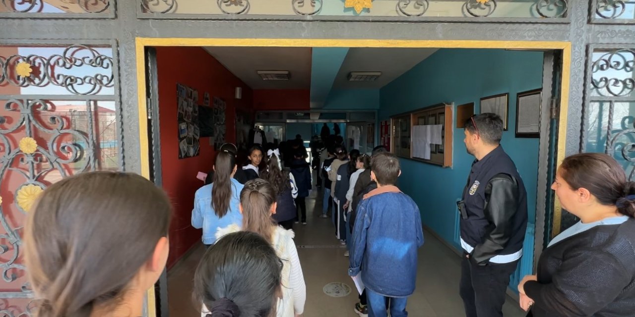 Yüksekova’da öğrenciler bursluluk sınavı için ter döküyor