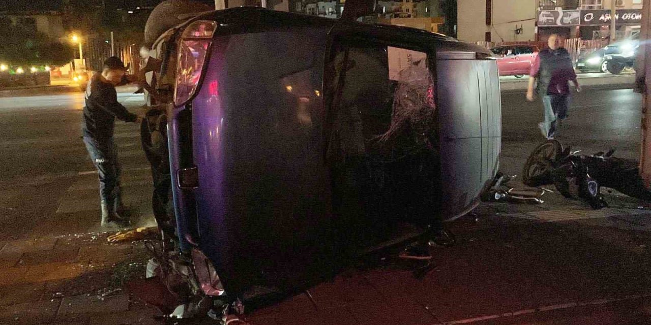 Motosikletle çarpışan hafif ticari araç devrildi: 3 yaralı