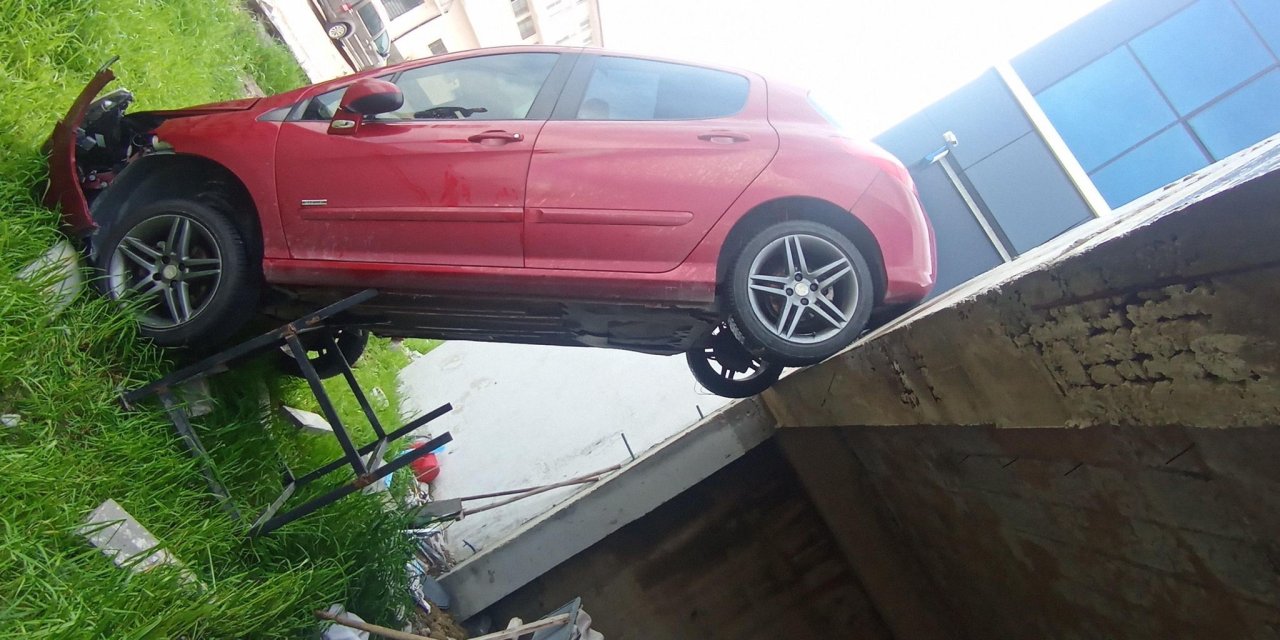 Otomobil şarampolde dik kaldı: 1 yaralı