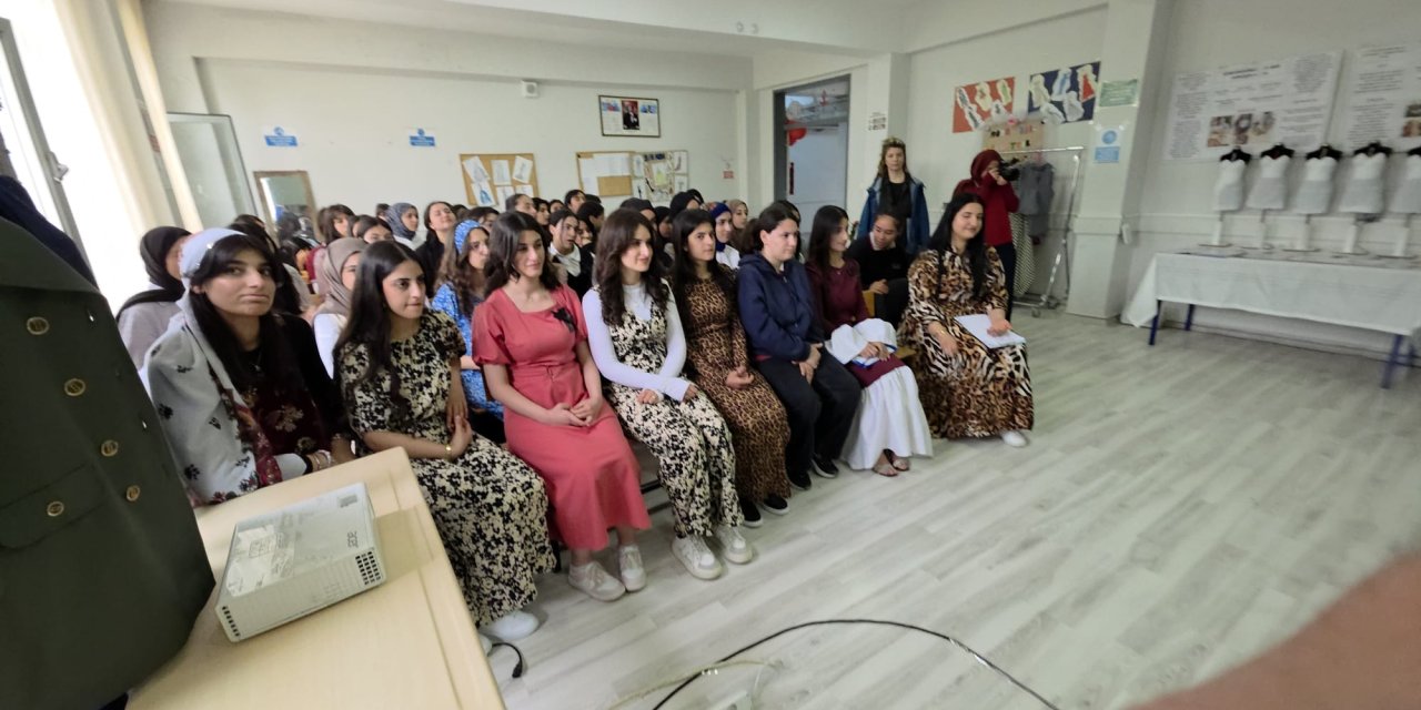 Diyarbakır’da genç tasarımcılar usta isimle bir araya geldi