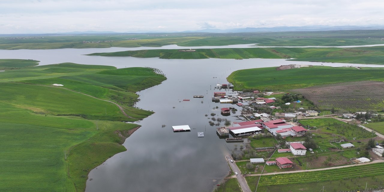 Diyarbakır'da Ambar Barajı’nda su altında kalan yapılar görüntülendi
