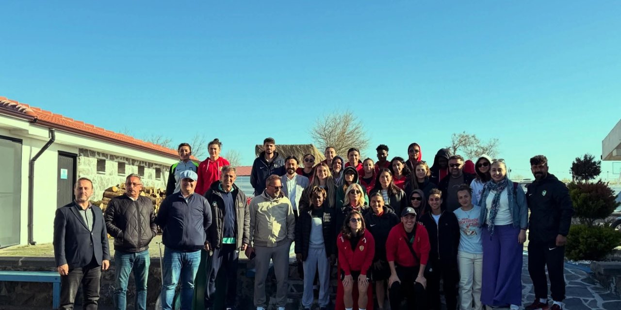 DEM Parti, Amedspor Kadın Futbol Takımını deplasmanda yalnız bırakmadı