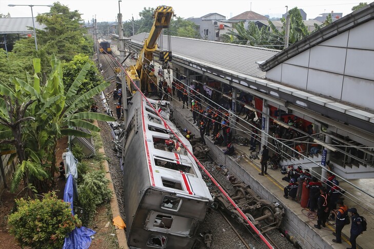 Endonezya'daki tren kazasında ölü sayısı 14'e yükseldi