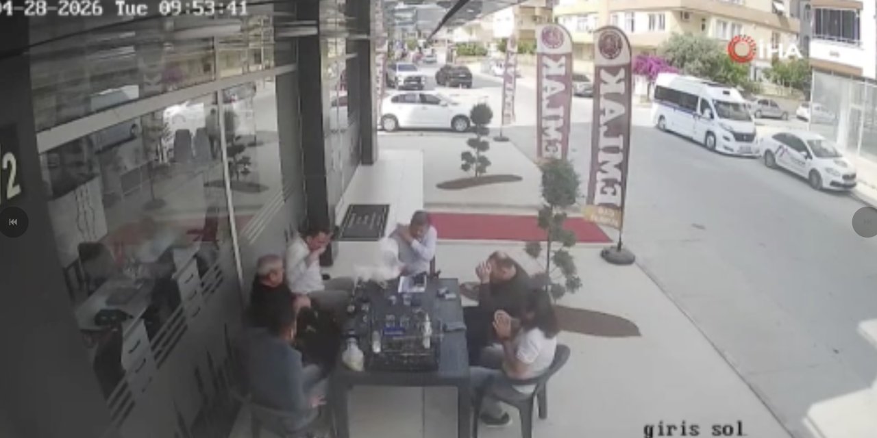 Mersin’de havalanan bir tavuk masaya düştü