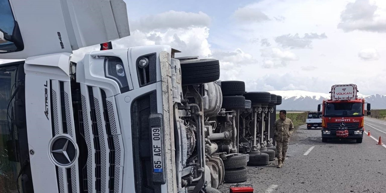 Van'da tır devrildi: 1 yaralı