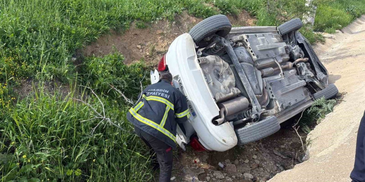 Otomobil yol kenarına devrildi: 5 yaralı