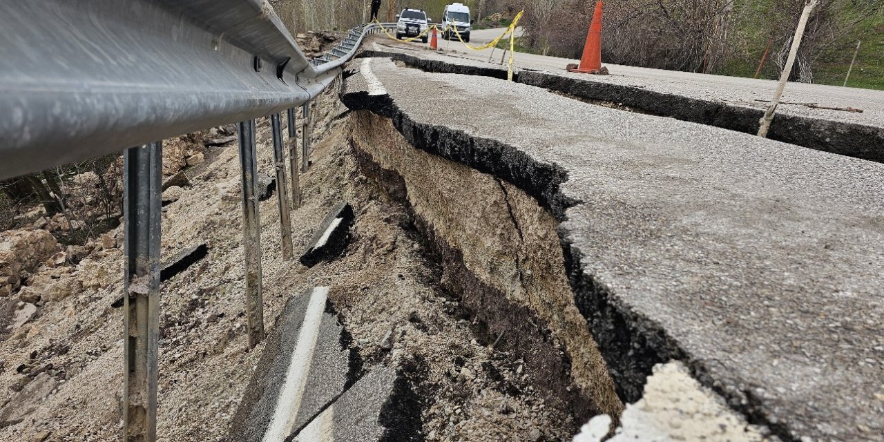 Hakkari'de yolda çökme meydana geldi