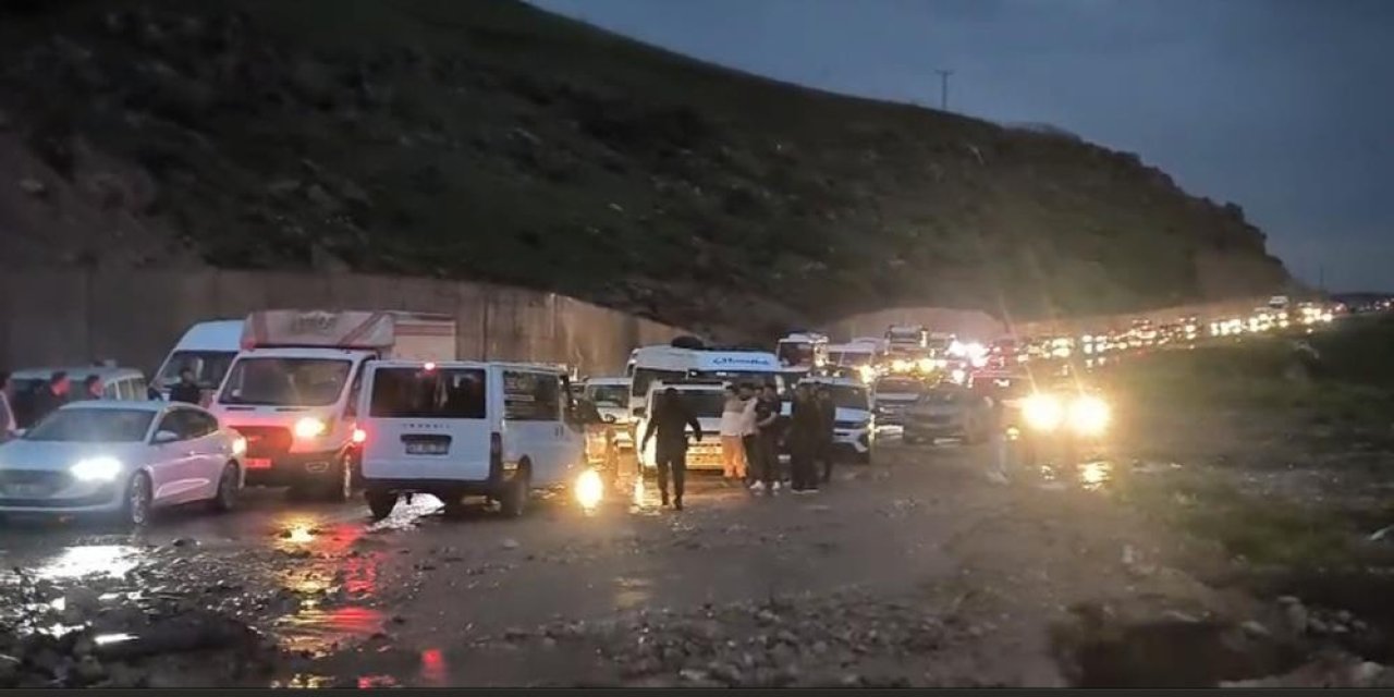 Cizre’de heyelan yolu kapattı: Mahsur kalanlar var