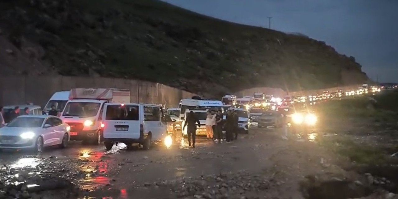 Cizre'de heyelan nedeniyle kapanan yol yeniden ulaşıma açıldı
