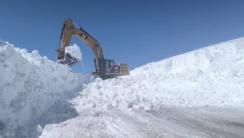Erzurum'da 2 bin 900 rakımda karla mücadele