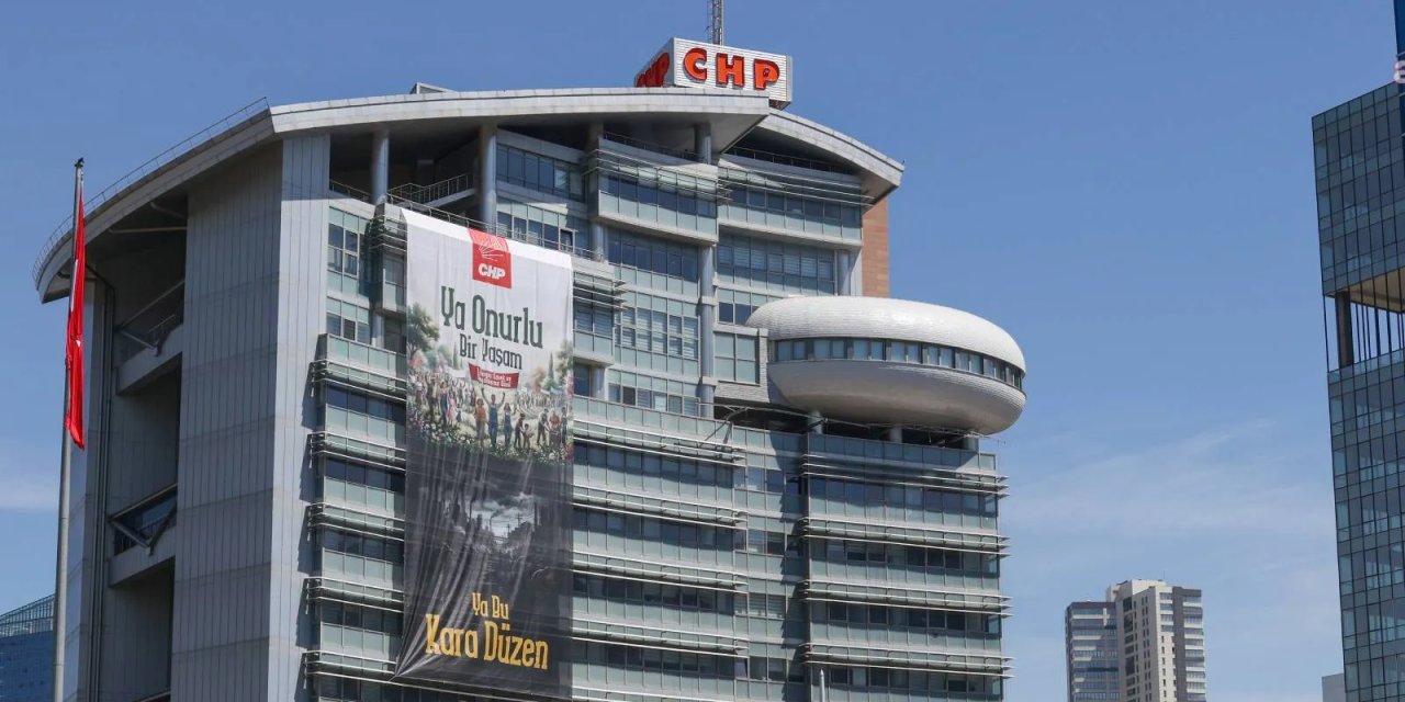 CHP Genel Merkezi’ne 1 Mayıs afişi asıldı