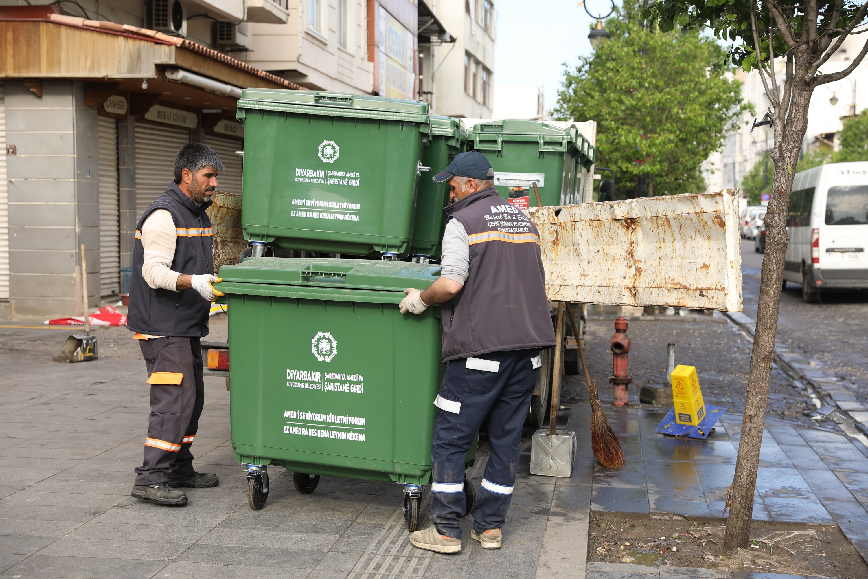 Diyarbakır’da yeni nesil çöp konteynerleri alanlara yerleştiriliyor