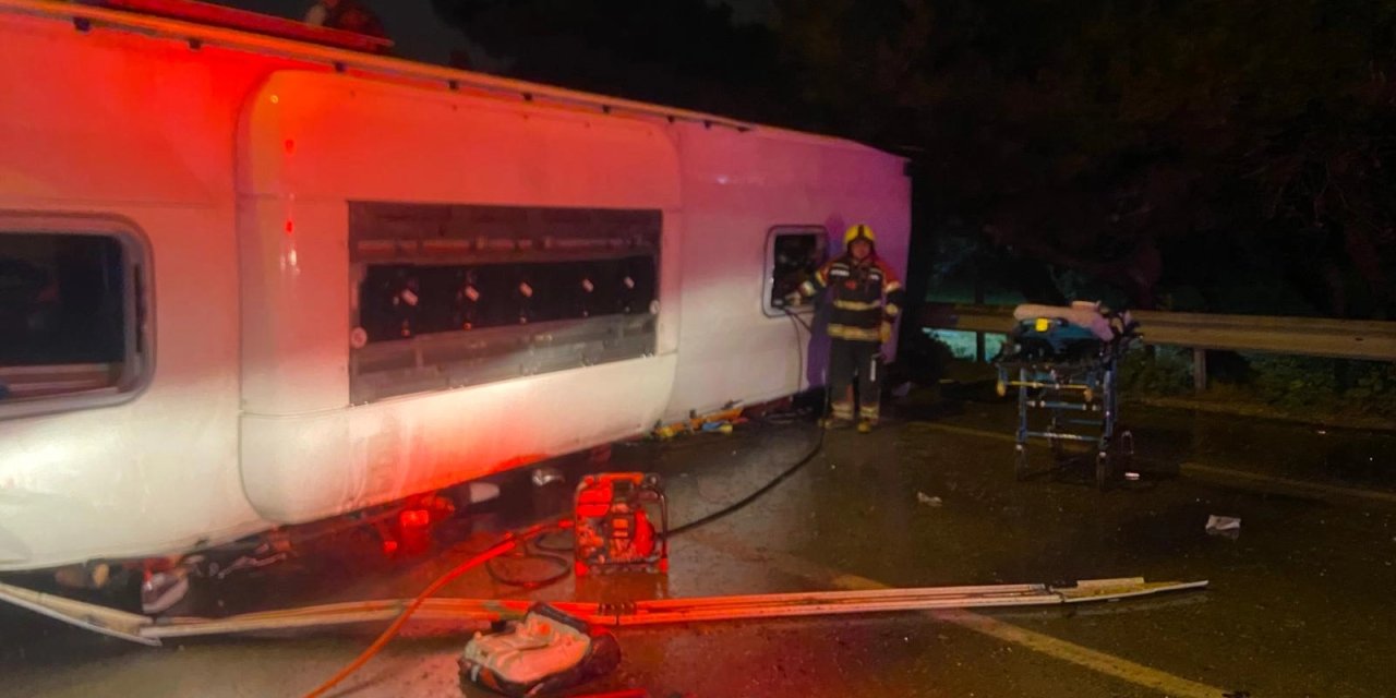 Yolcu otobüsü devrildi: 3 ölü, 26 yaralı