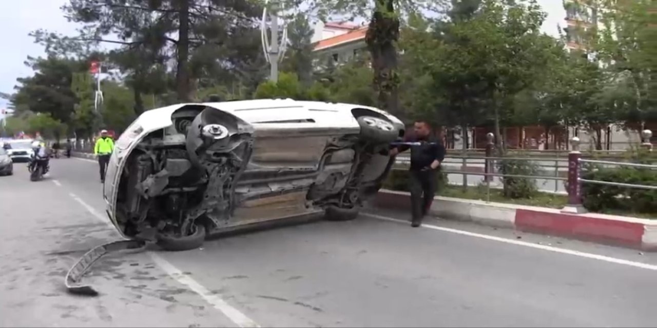 Otomobil refüje çarptı: 3 yaralı