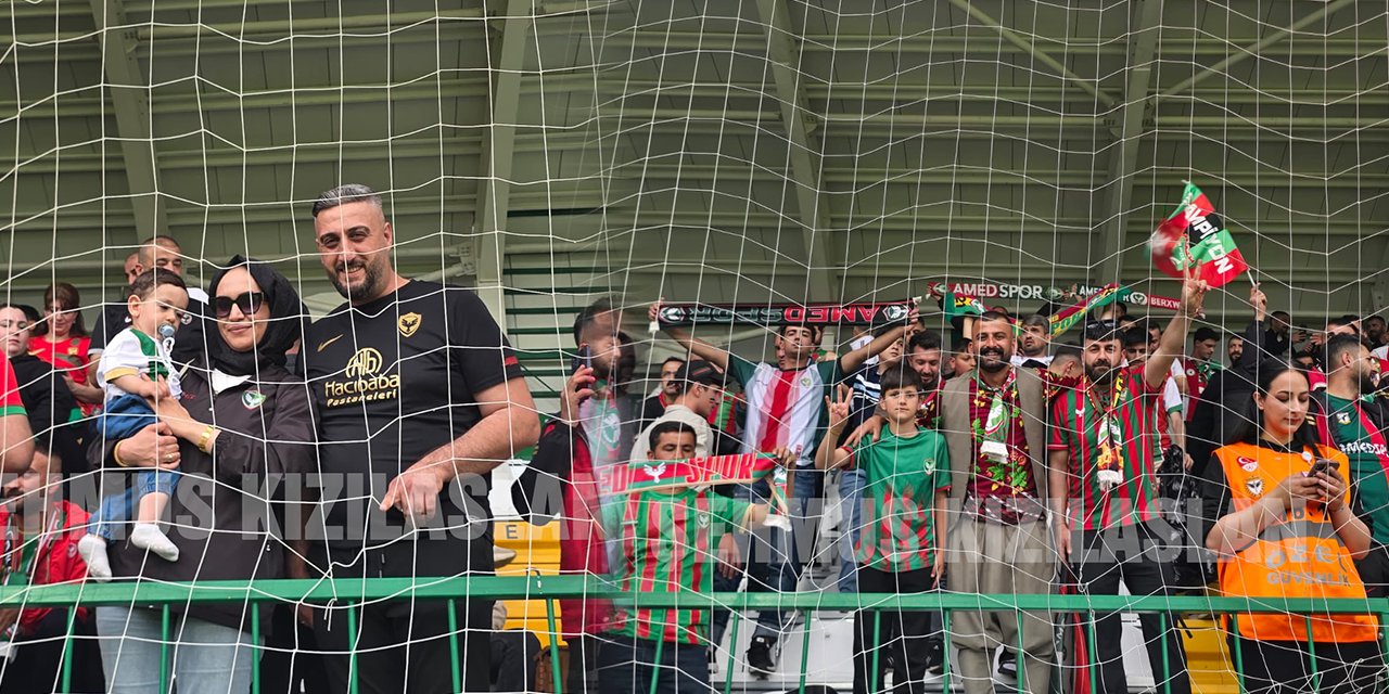 Iğdır Stadı’nda tarihi gün: Amedspor oyuncuları ısınmada, taraftarlar tribünde
