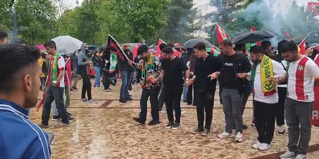 Diyarbakır’da sağanak yağış Amedspor coşkusunu durduramadı