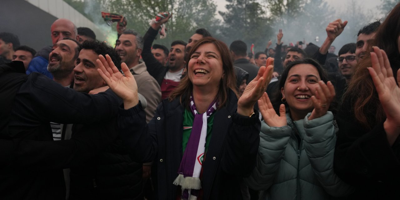 Diyarbakır’da Belediye Eşbaşkanları’ndan Amedspor’un Süper Lig sevinci