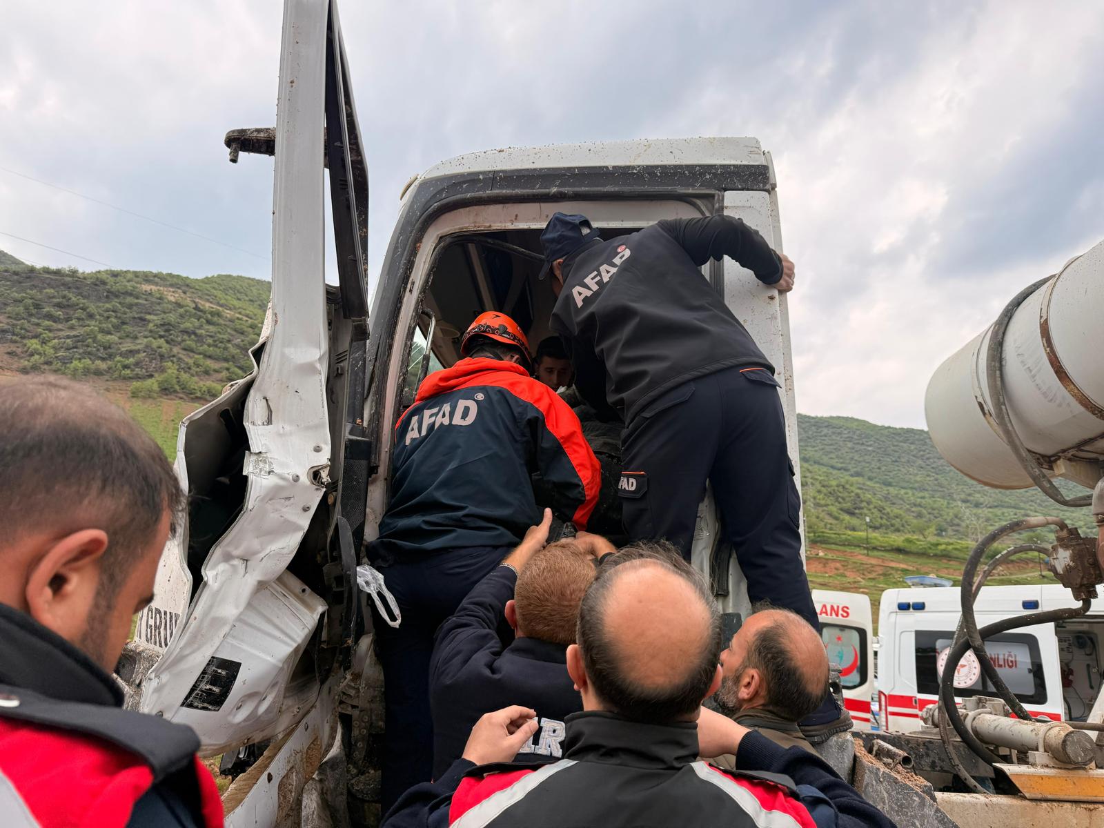 Siirt'te beton mikseri bariyere çarptı: Sürücü ağır yaralandı