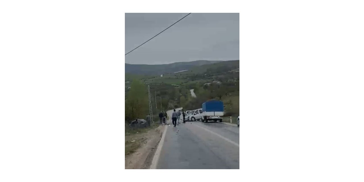 İki otomobil çarpıştı: 2 yaralı