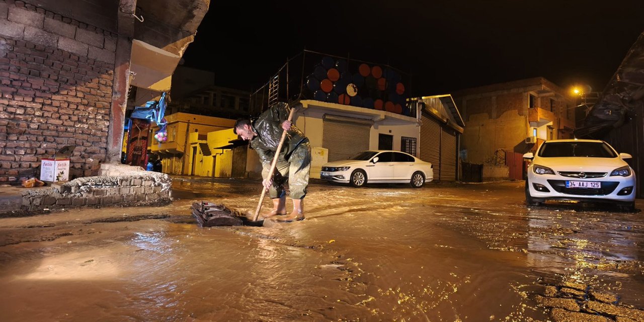 Diyarbakır’da sağanak sonrası su taşkınları: DİSKİ ekipleri sahada