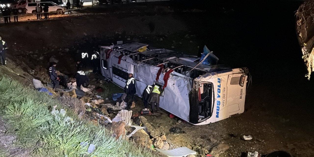 Yolcu otobüsü şarampole yuvarlandı: 3 ölü, 22 yaralı