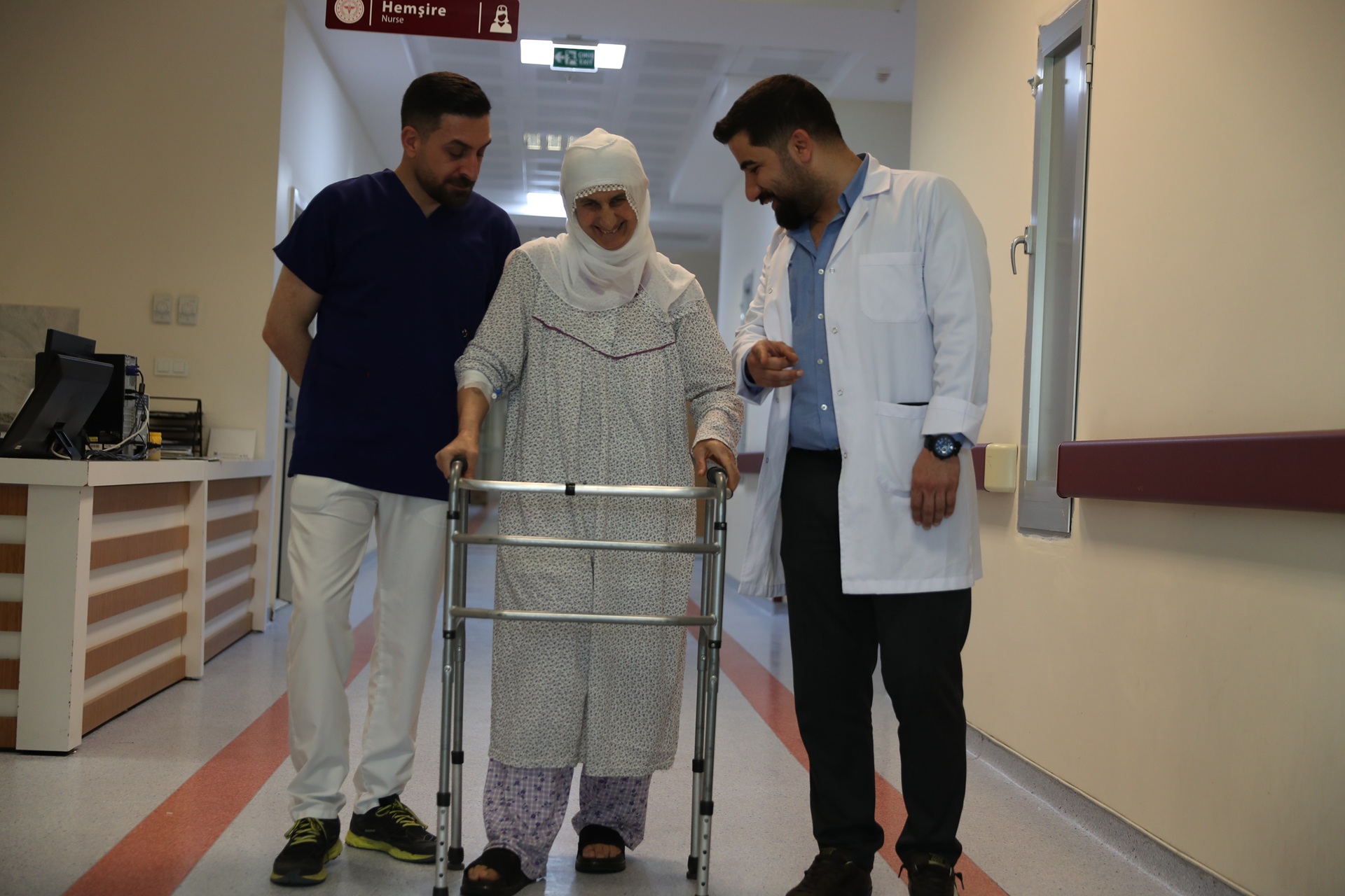 Aksayarak yürümekten kalça proteziyle kurtuldu