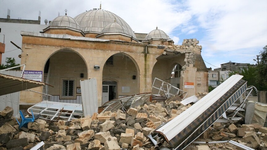Şanlıurfa'da fırtına, işyeri ve araçlara zarar verdi