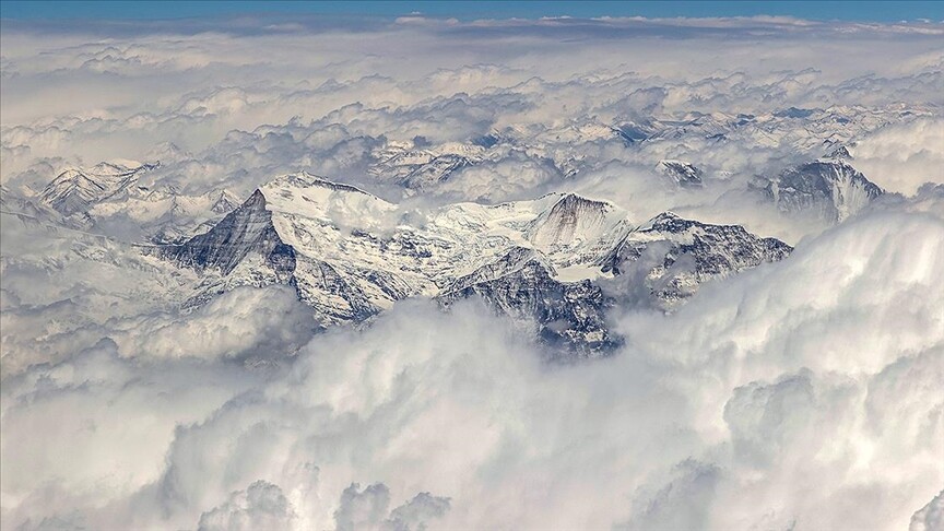 Everest’in zirvesine “kırık buz bacası” engeli