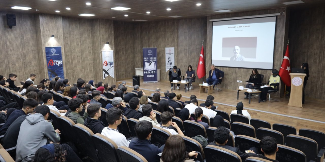 Diyarbakır'da "Safahat Okumaları" konulu panel düzenlendi
