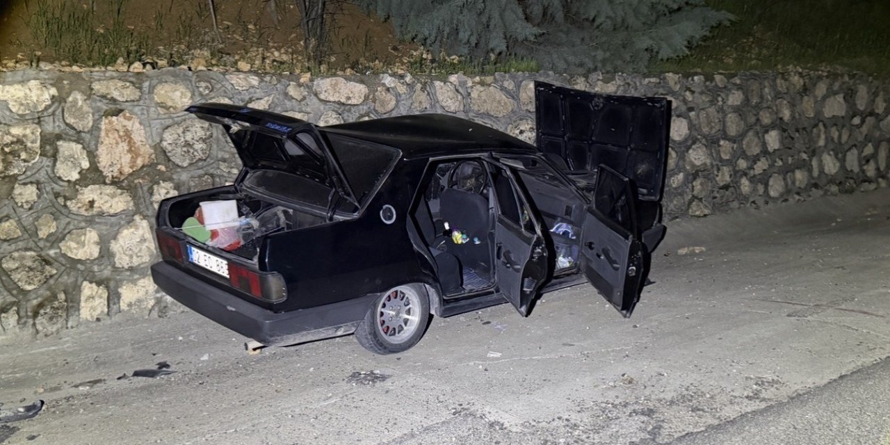 Ters şeride giren otomobil istinat duvarına çarptı