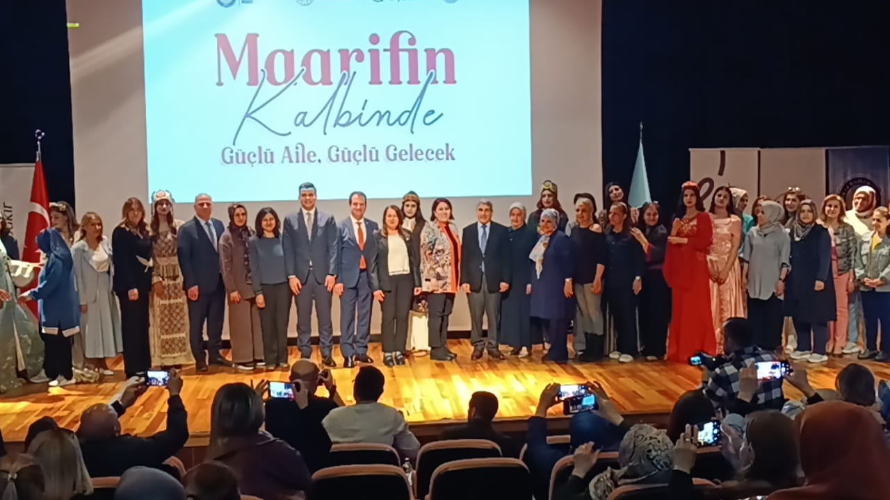 “Ezgiden şiire, şiirden defileye”