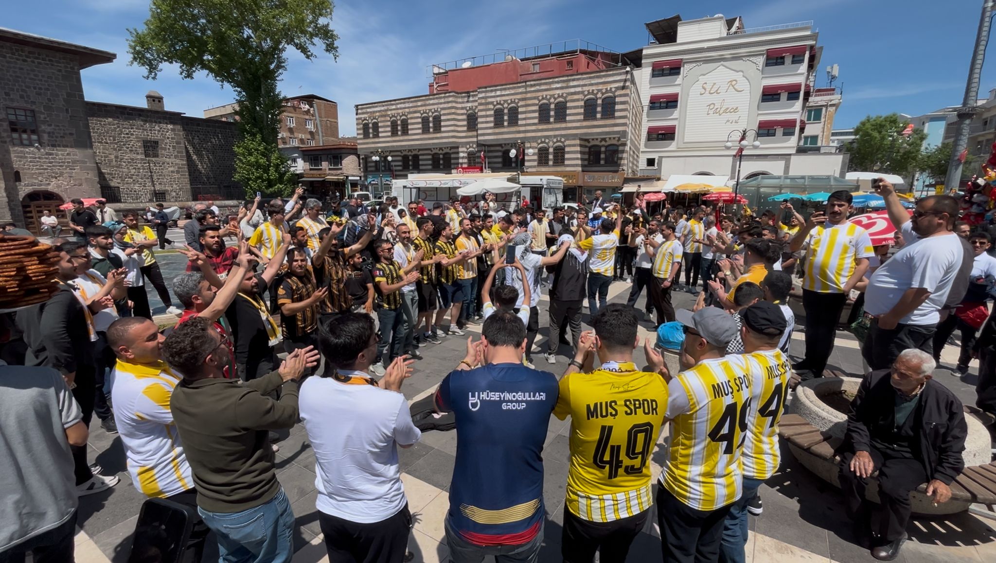 Muşspor taraftarları Sur’da halaylarla maça hazırlandı