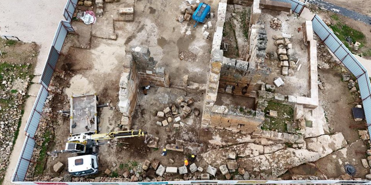 Zerzevan Kalesi'nde restorasyon çalışmaları devam ediyor