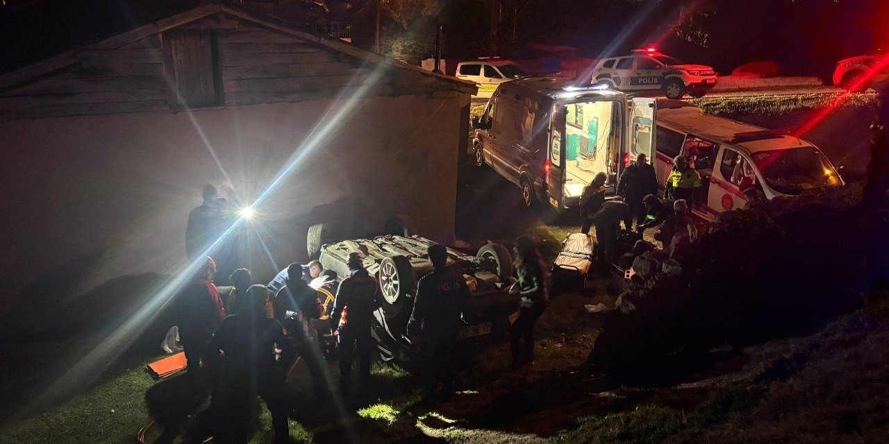 Otomobil evin bahçesine devrildi: 2 yaralı