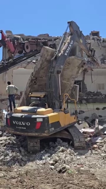 Beton blok iş makinesinin üzerine devrildi
