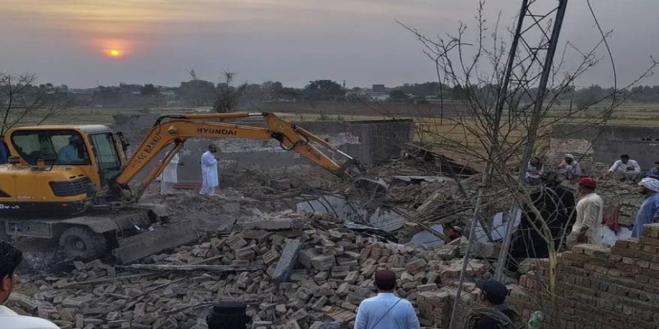 Pakistan’da karakola bombalı saldırı: 12 ölü, 2 yaralı