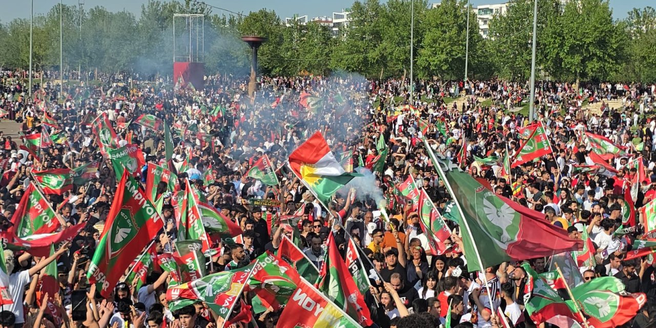 Amedspor’un Süper Lig coşkusu: Taraftarlar Newroz Parkı’nı doldurmaya başladı