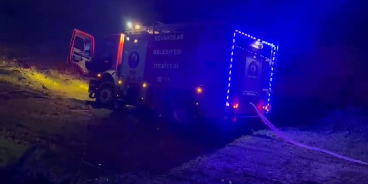 Elazığ’da itfaiye aracı çamura saplandı