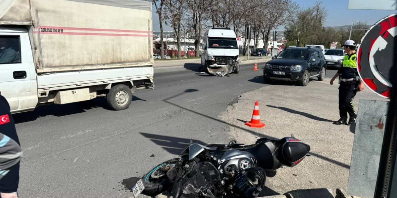 Motosiklet ile minibüs çarpıştı: 1 yaralı