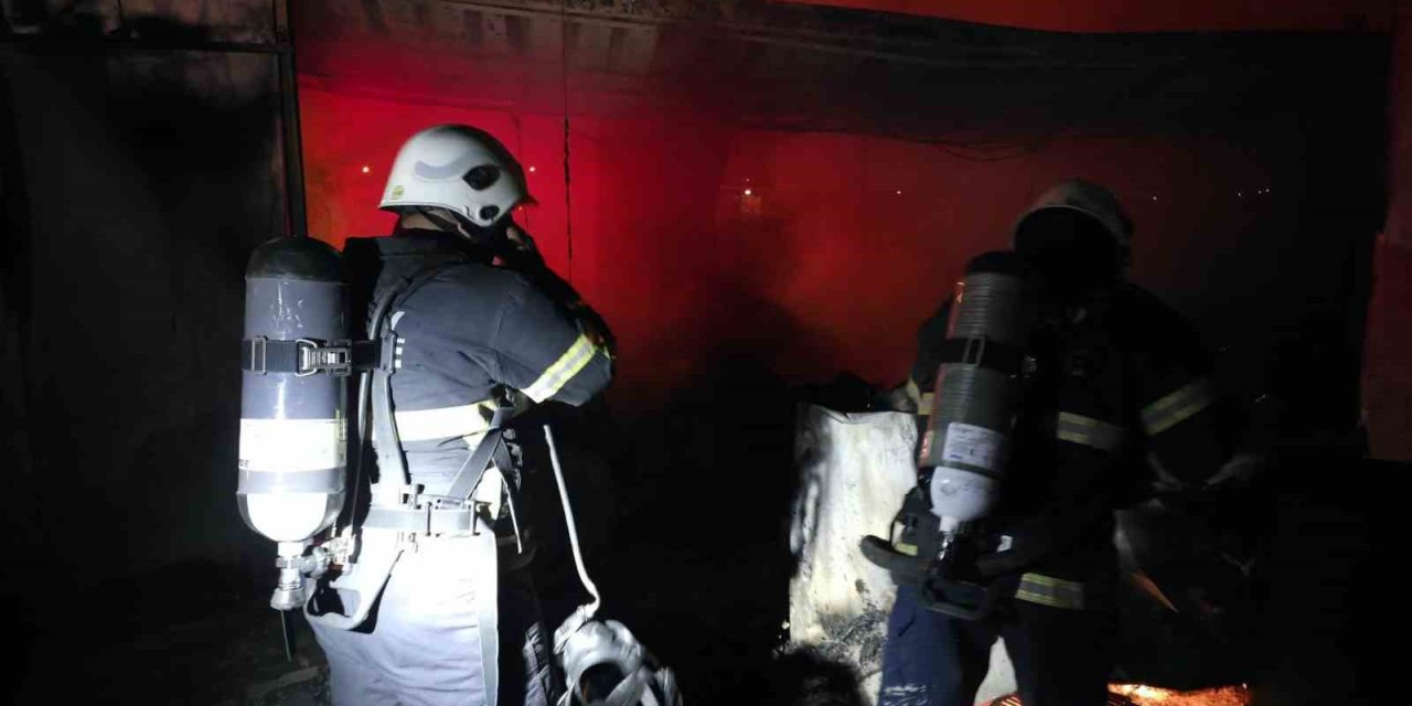Hatay’da konteyner alevlere teslim oldu