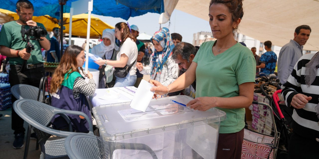 Diyarbakır’da halk mahallelerinin geleceği için oy kullanıyor