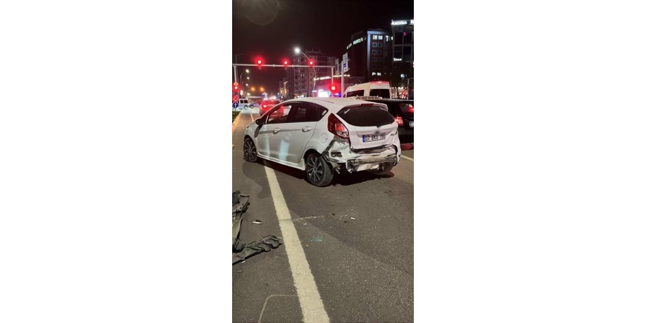 Makas atarken otomobile arkadan çarptı