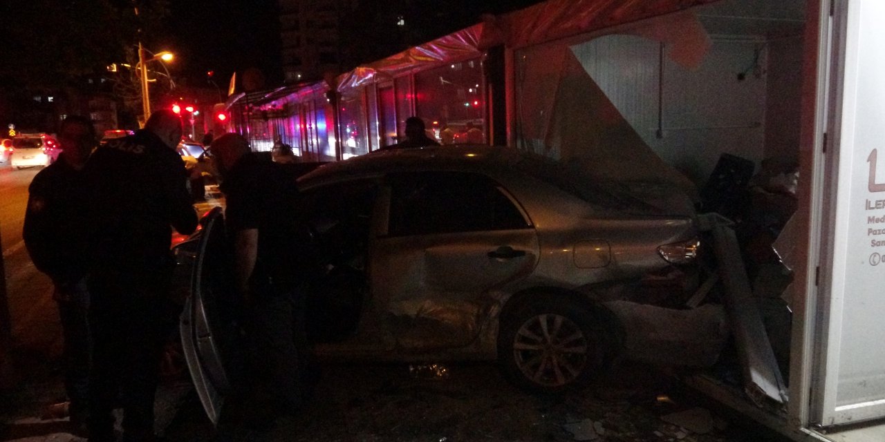 Kontrolden çıkan araç park halindeki otomobile çarptı