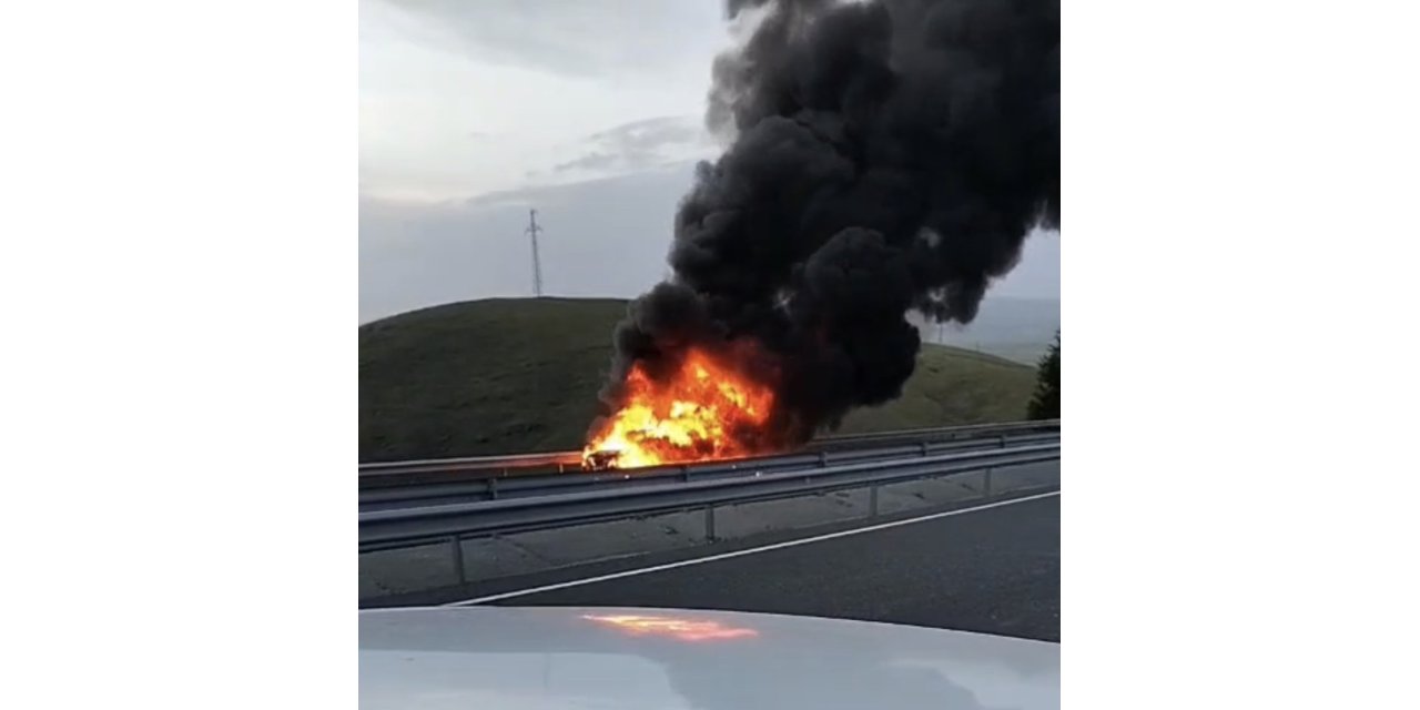 Seyir halindeki otomobil alev topuna döndü