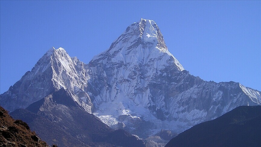 Everest Dağı'nda tırmanış sezonu açıldı