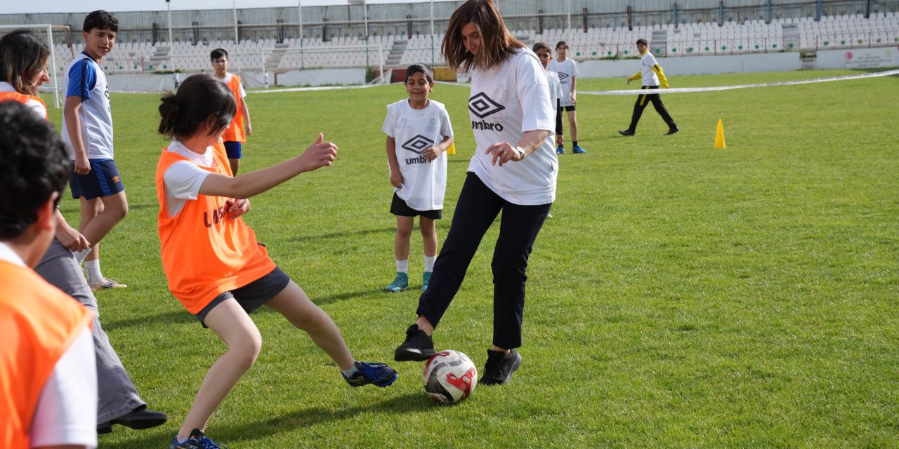 Bucak, çocuklarla beraber futbol oynadı
