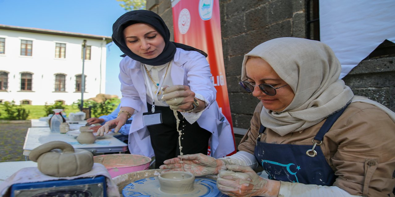 Diyarbakır'da el emeği ürünler tarihi mekanlarda sergilendi