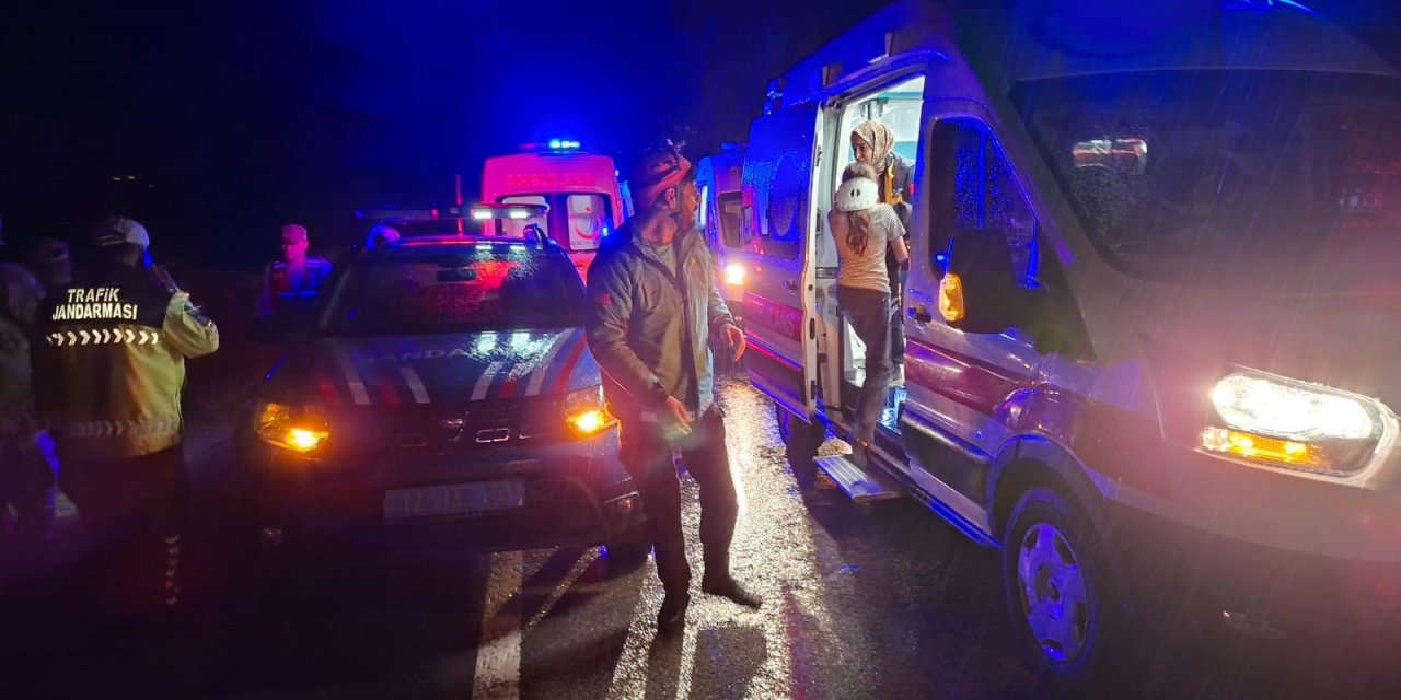 Bingöl’de otomobil şarampole uçtu: 8 yaralı