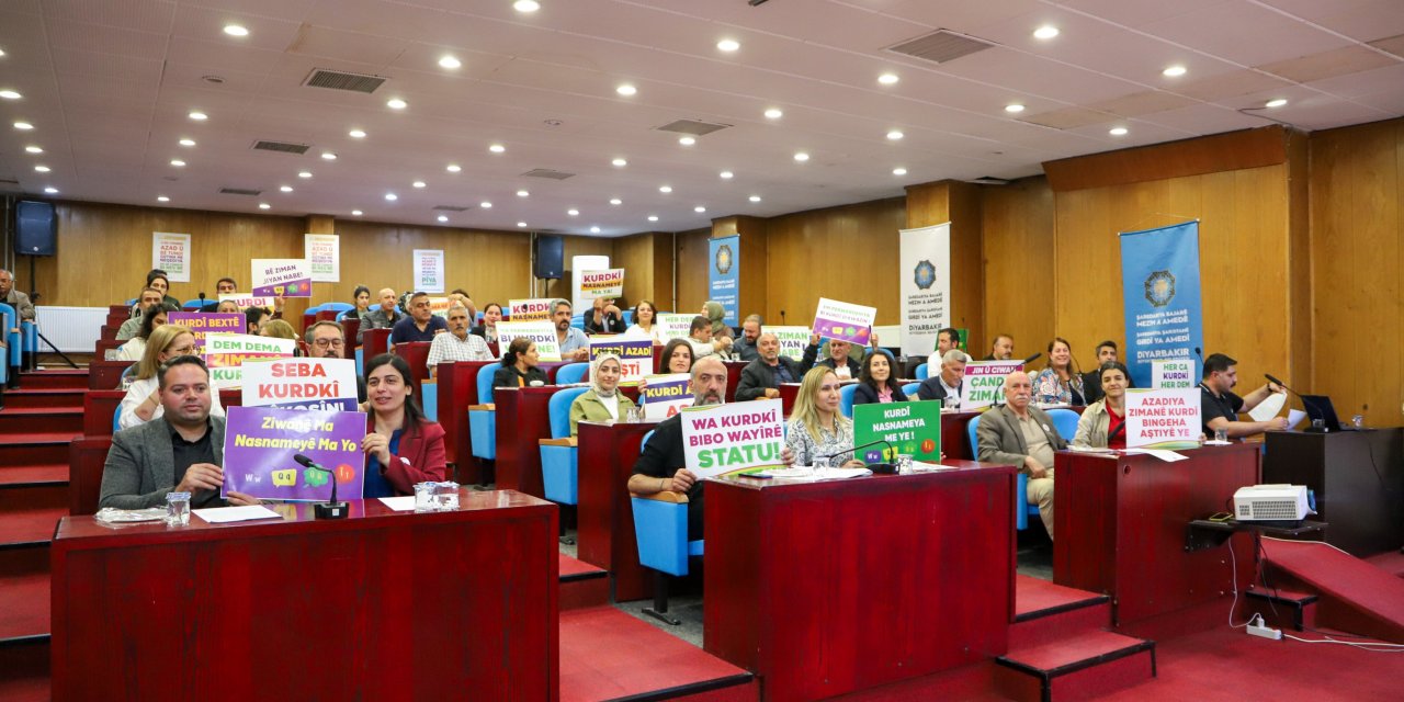 Diyarbakır Büyükşehir Belediye Meclisi’nde Kürt Dil Bayramı kutlandı