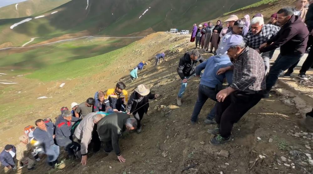 İşçileri taşıyan minibüs uçuruma yuvarlandı: 1 ölü, 7 yaralı